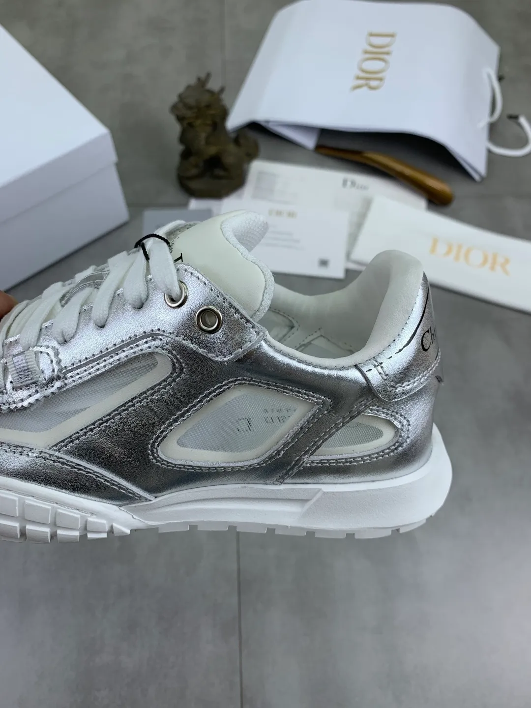 Men's men's shoes P520 new Dior Tech sneakers 2026 early spring series new products, with fashionable details, highlighting retro aesthetics. The light beige anti-suede cow leather upper is spliced ​​with apricot transparent mesh fabric on the side. The upper window edge is adhered with high-frequency flat ironing and back-pressure. It replicates the original craftsmanship, making it beautiful and comfortable without falling off. The interior is made of sheep lining of the same color, which is soft and comfortable. The heel and tongue are embellished with the Paris logo. The textured TPU soles with the same color logo. The high-end version is exquisitely packaged, adding a high-end style.  Code number: 35-46